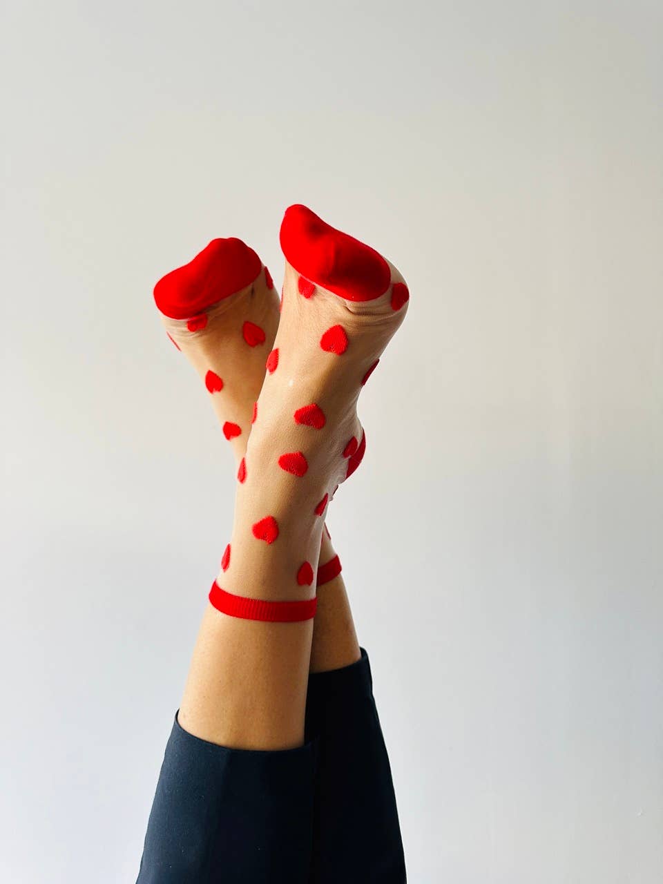 Laure - chaussettes transparentes avec des coeurs rouges