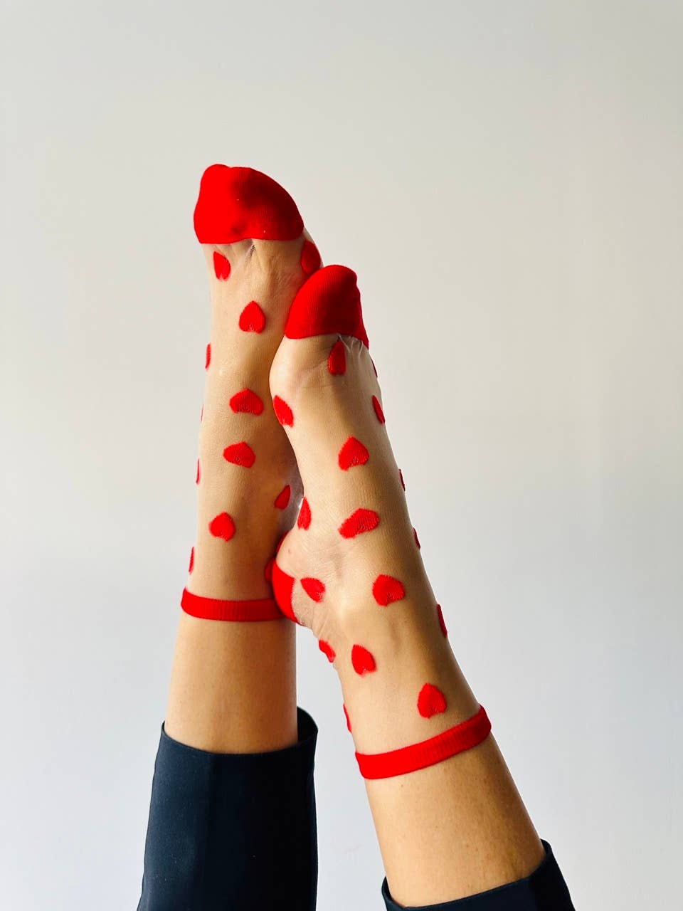 Laure - chaussettes transparentes avec des coeurs rouges