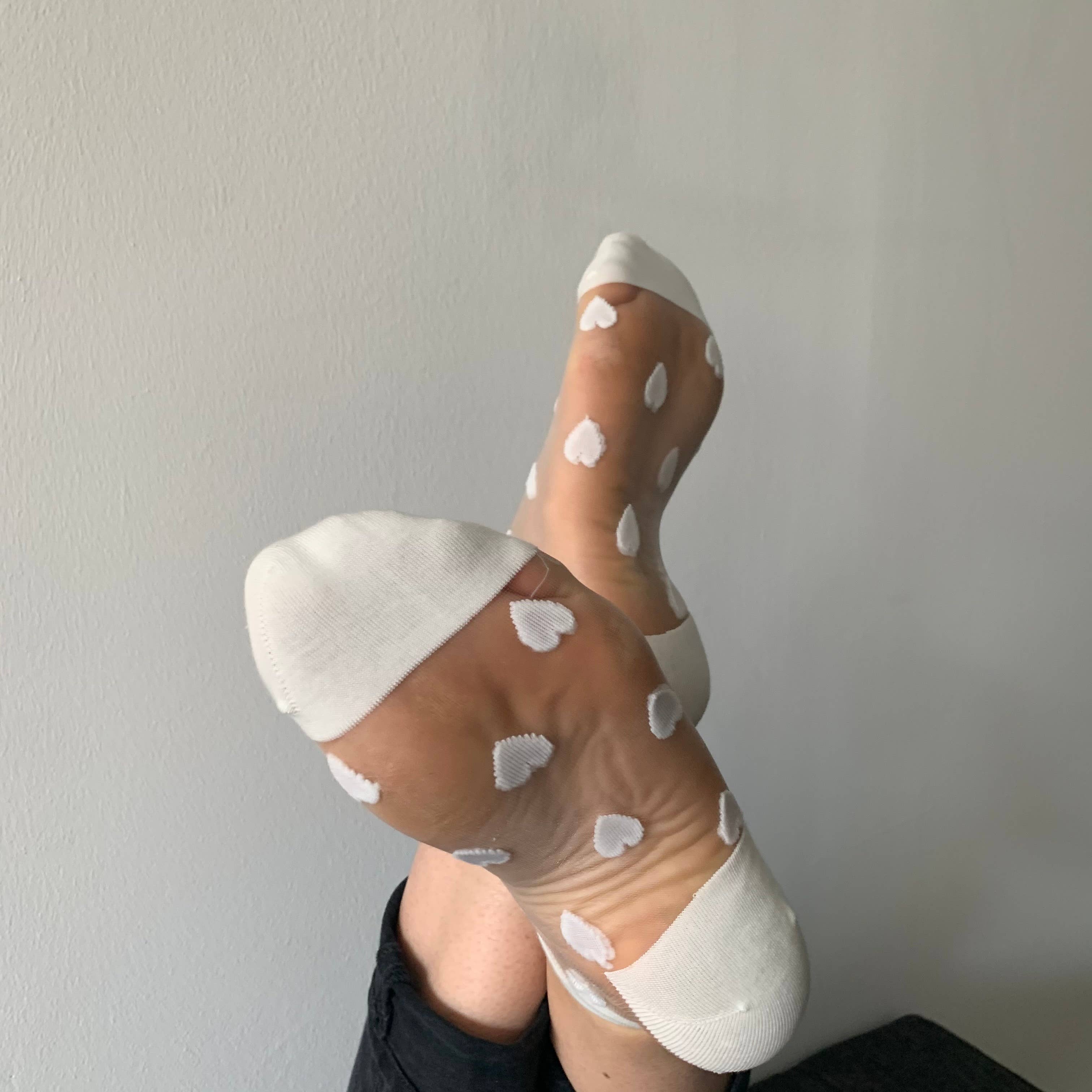 Laure - Chaussettes transparentes coeurs blancs