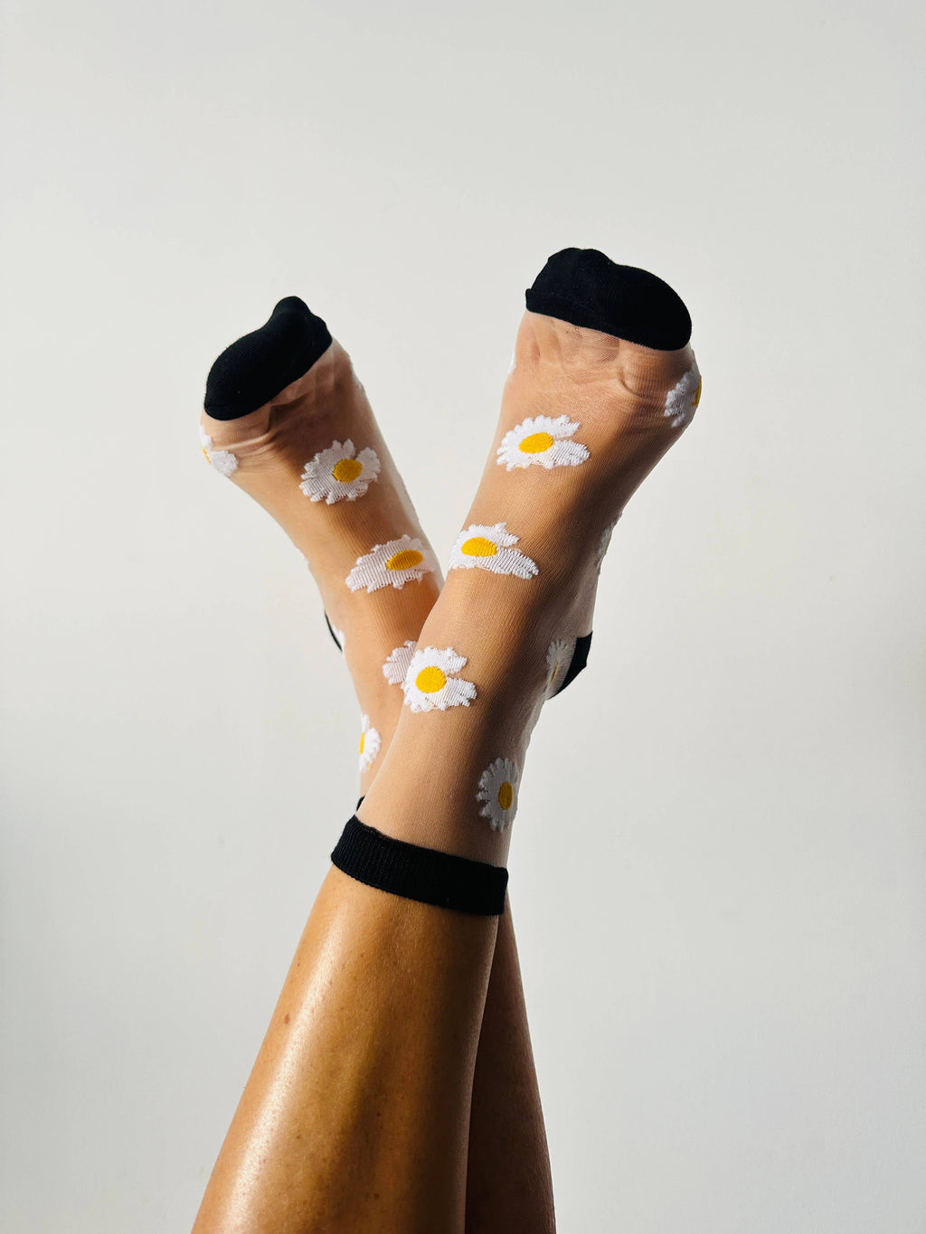 Flora - Chaussettes transparentes marguerites bordures noires