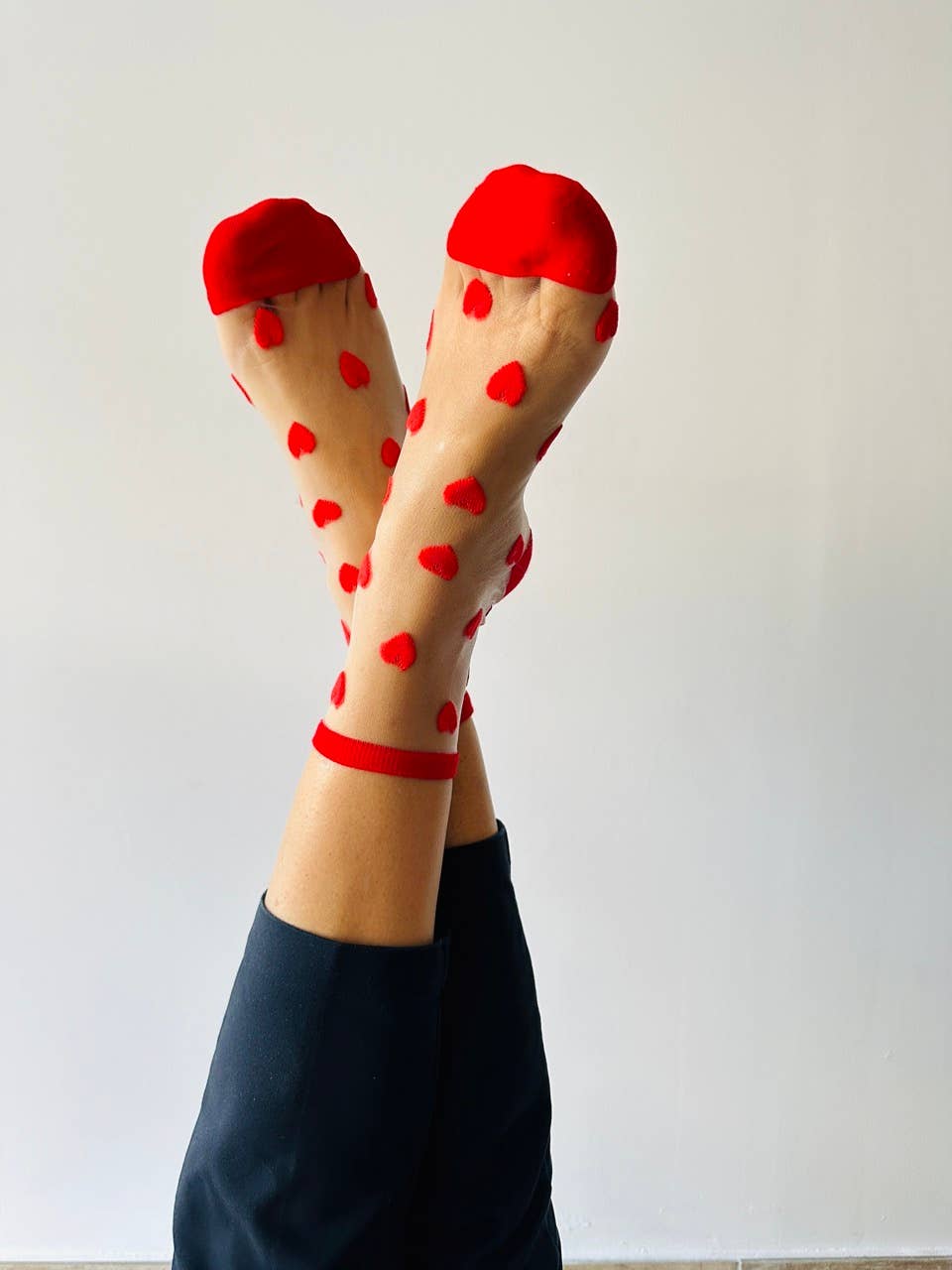 Laure - chaussettes transparentes avec des coeurs rouges