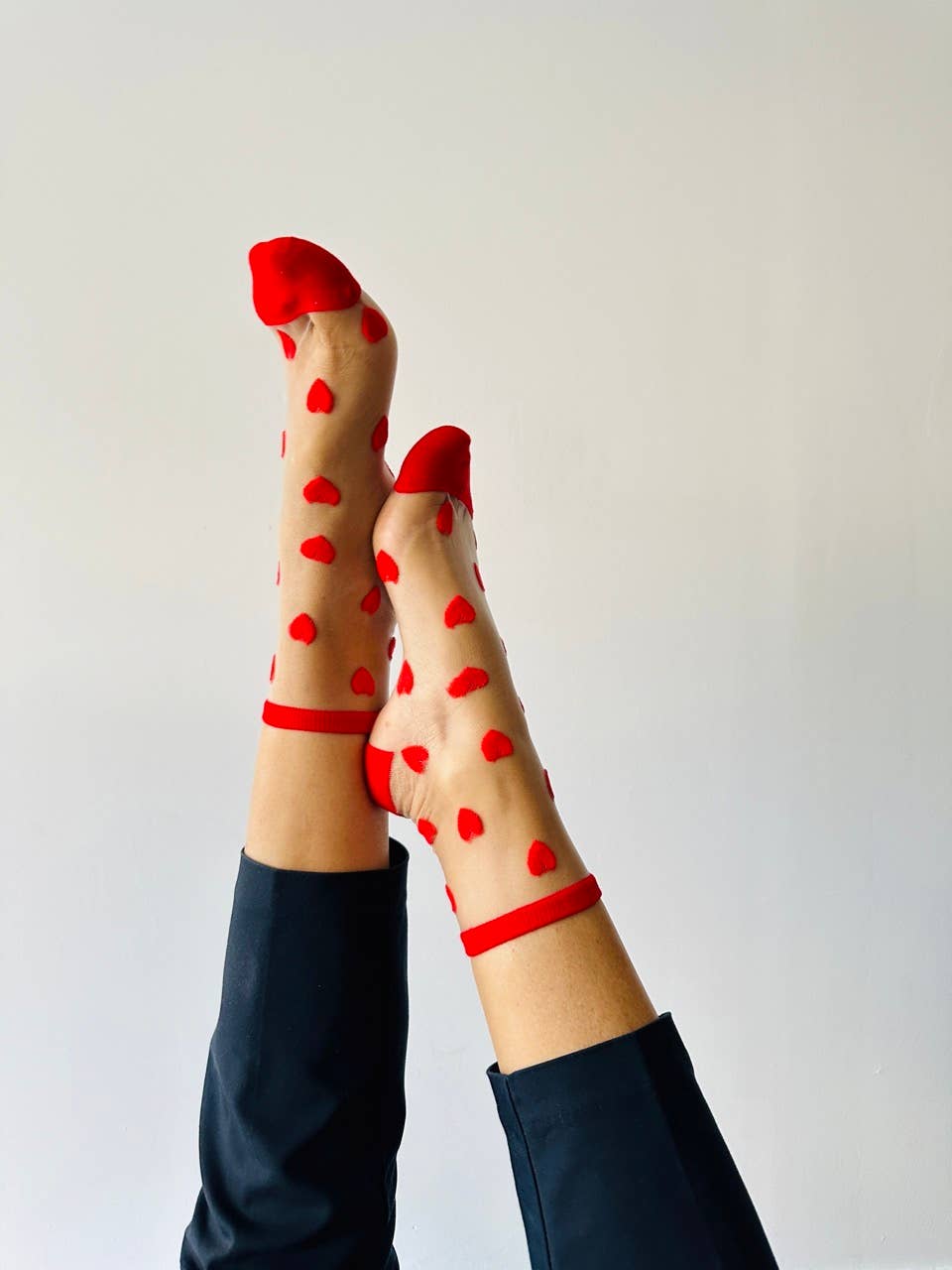 Laure - chaussettes transparentes avec des coeurs rouges