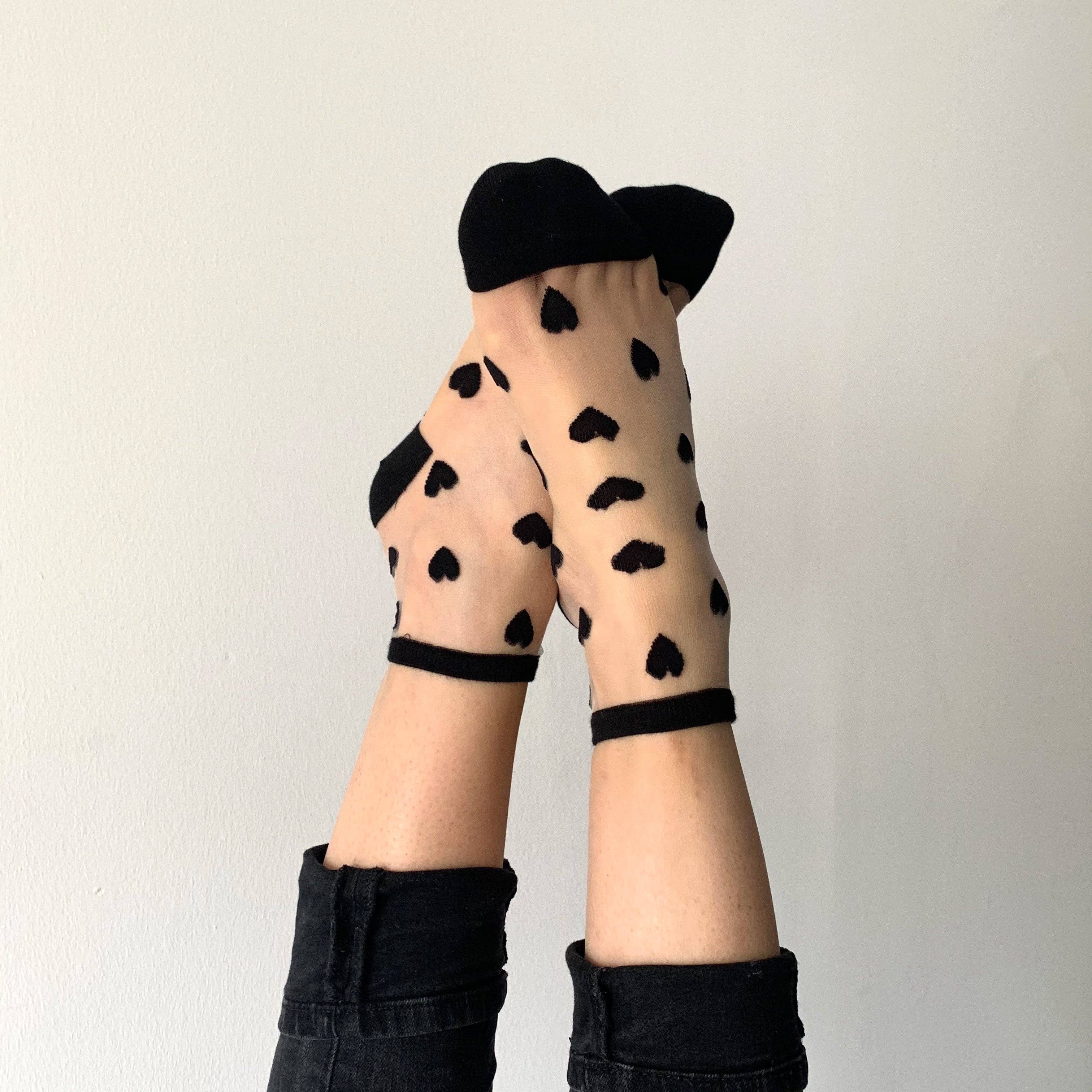 Laure - Chaussettes transparentes coeurs noirs