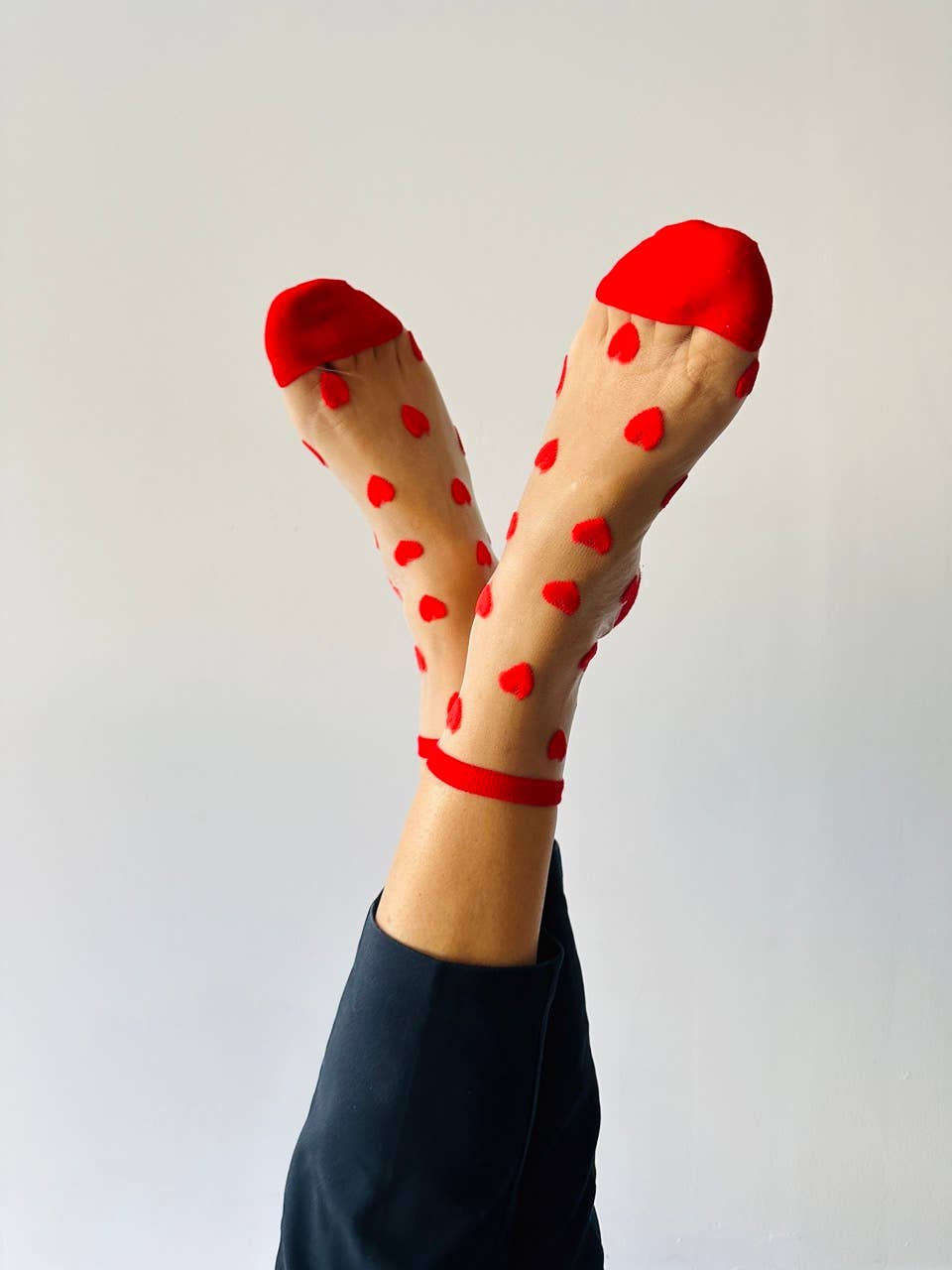 Laure - chaussettes transparentes avec des coeurs rouges