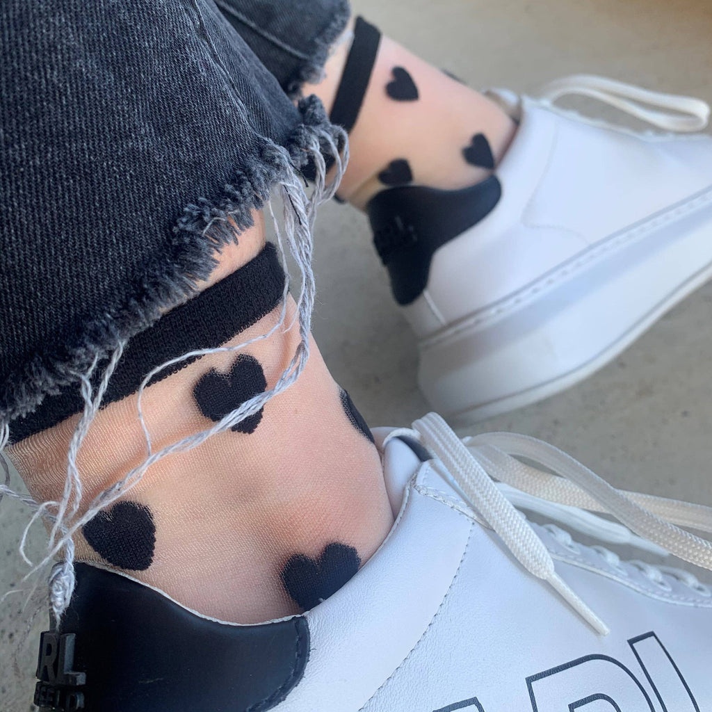 Laure - Chaussettes transparentes coeurs noirs