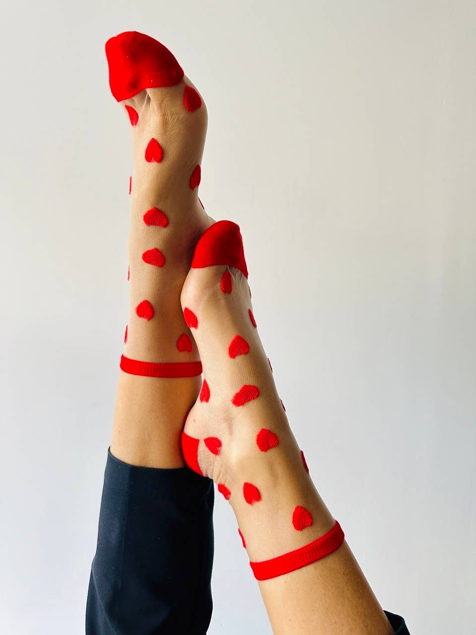 Laure - chaussettes transparentes avec des coeurs rouges