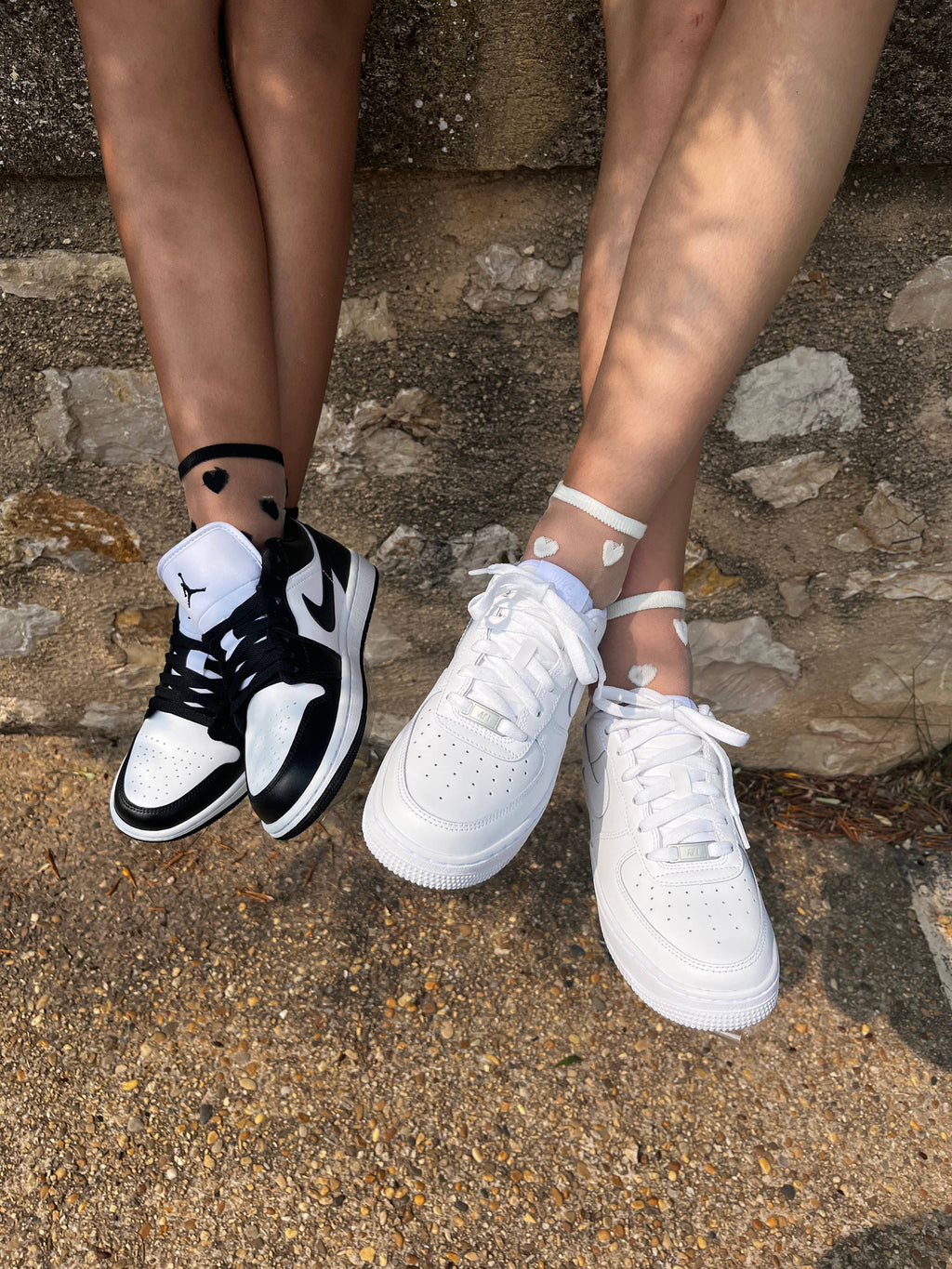 Laure - Chaussettes transparentes coeurs noirs