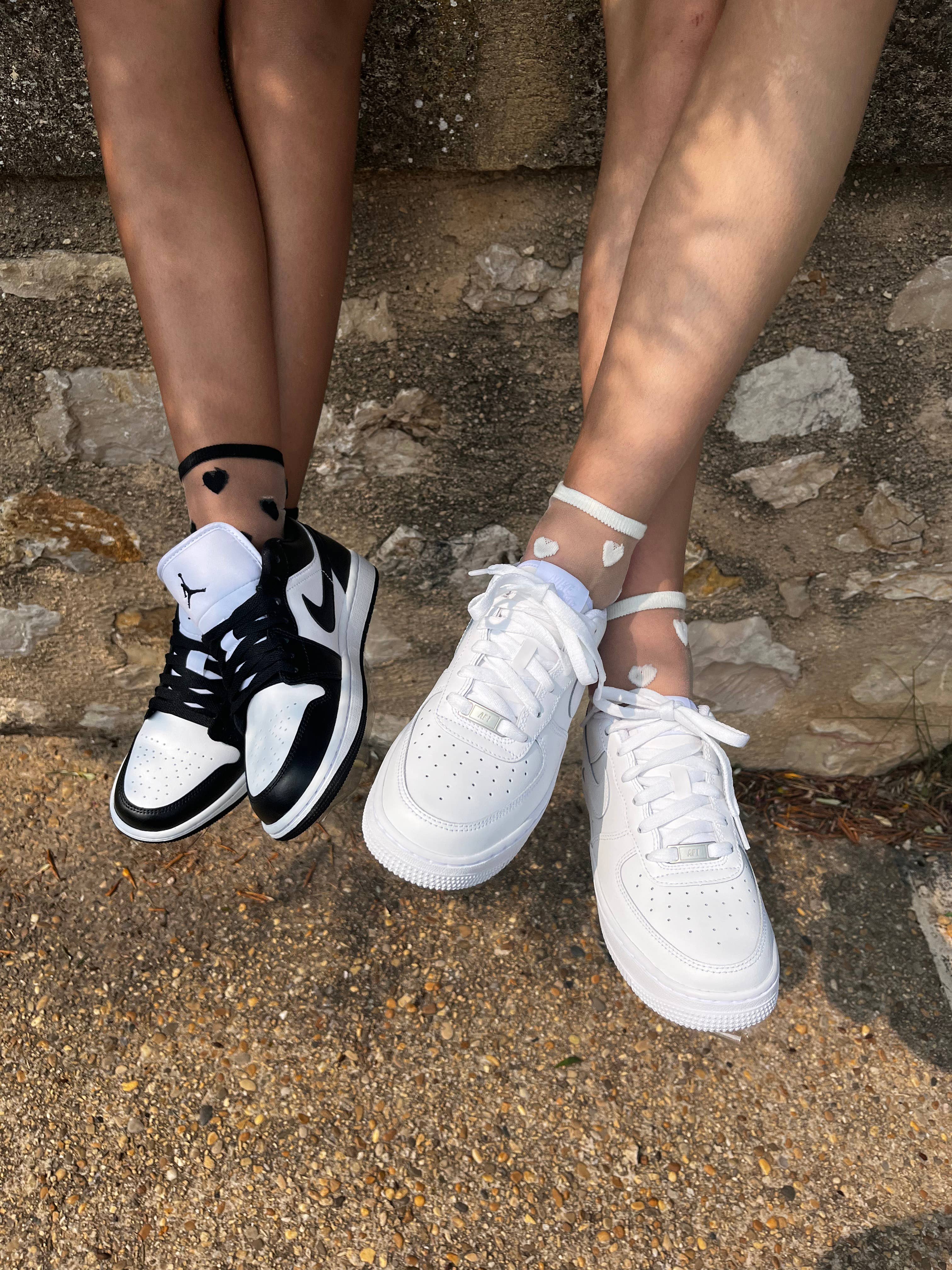 Laure - Chaussettes transparentes coeurs noirs