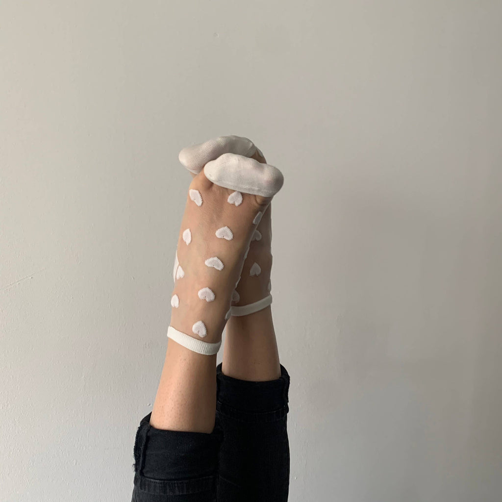 Laure - Chaussettes transparentes coeurs blancs