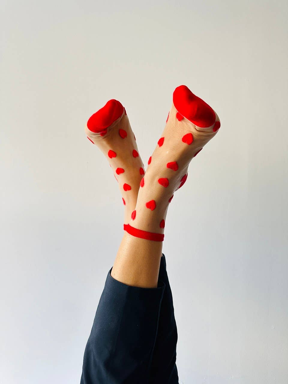 Laure - chaussettes transparentes avec des coeurs rouges