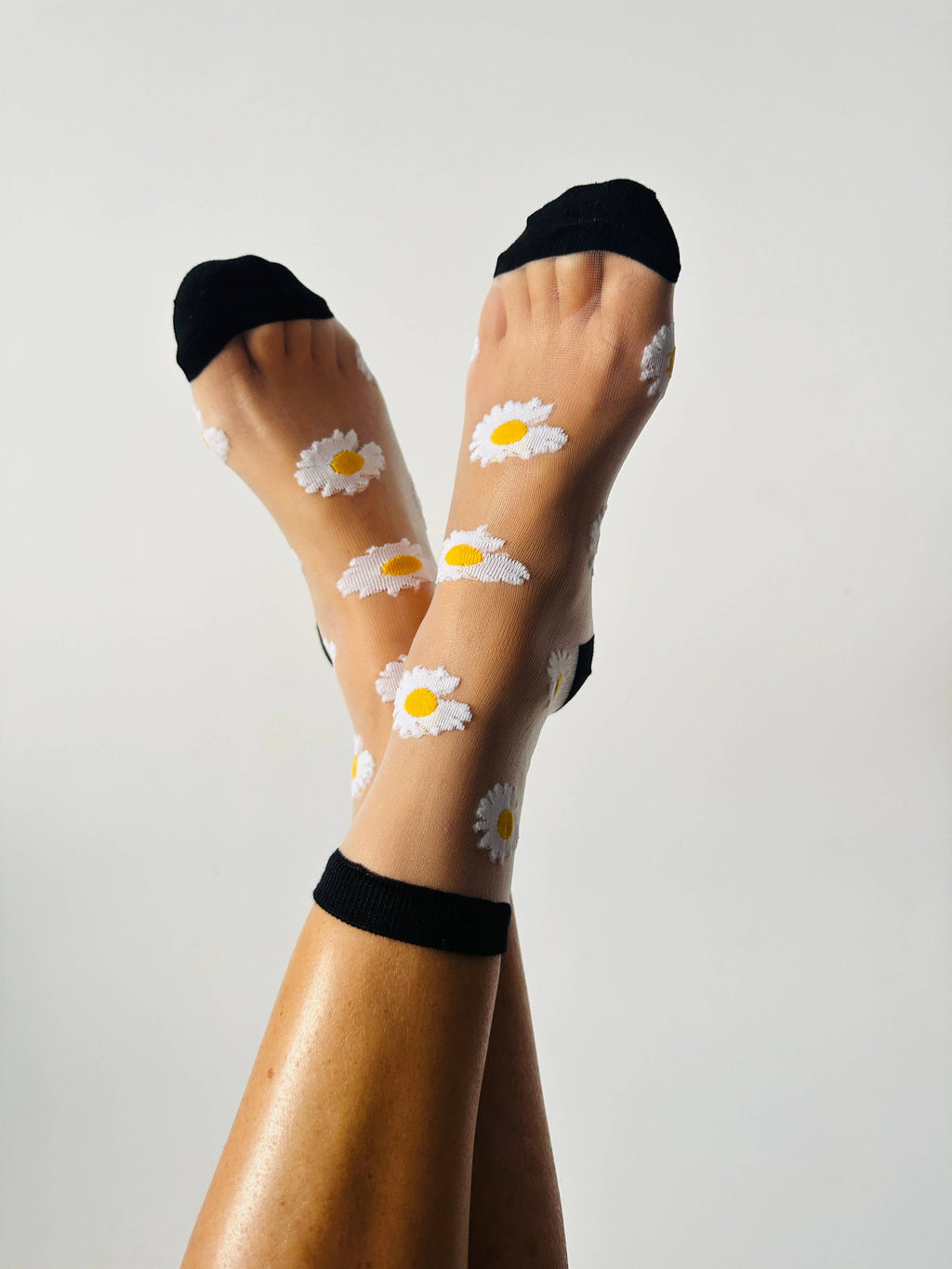 Flora - Chaussettes transparentes marguerites bordures noires